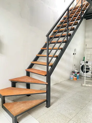 Trap Kayu Tangga Besi — Kayu Solid