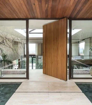 Pintu Kayu Bukaan Pivot — Kayu Solid