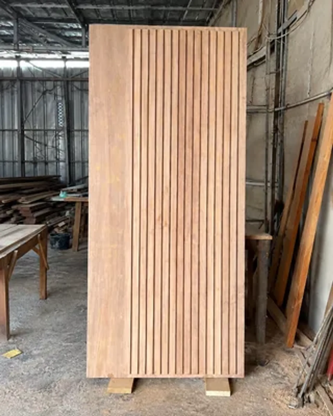 Panel kayu di workshop