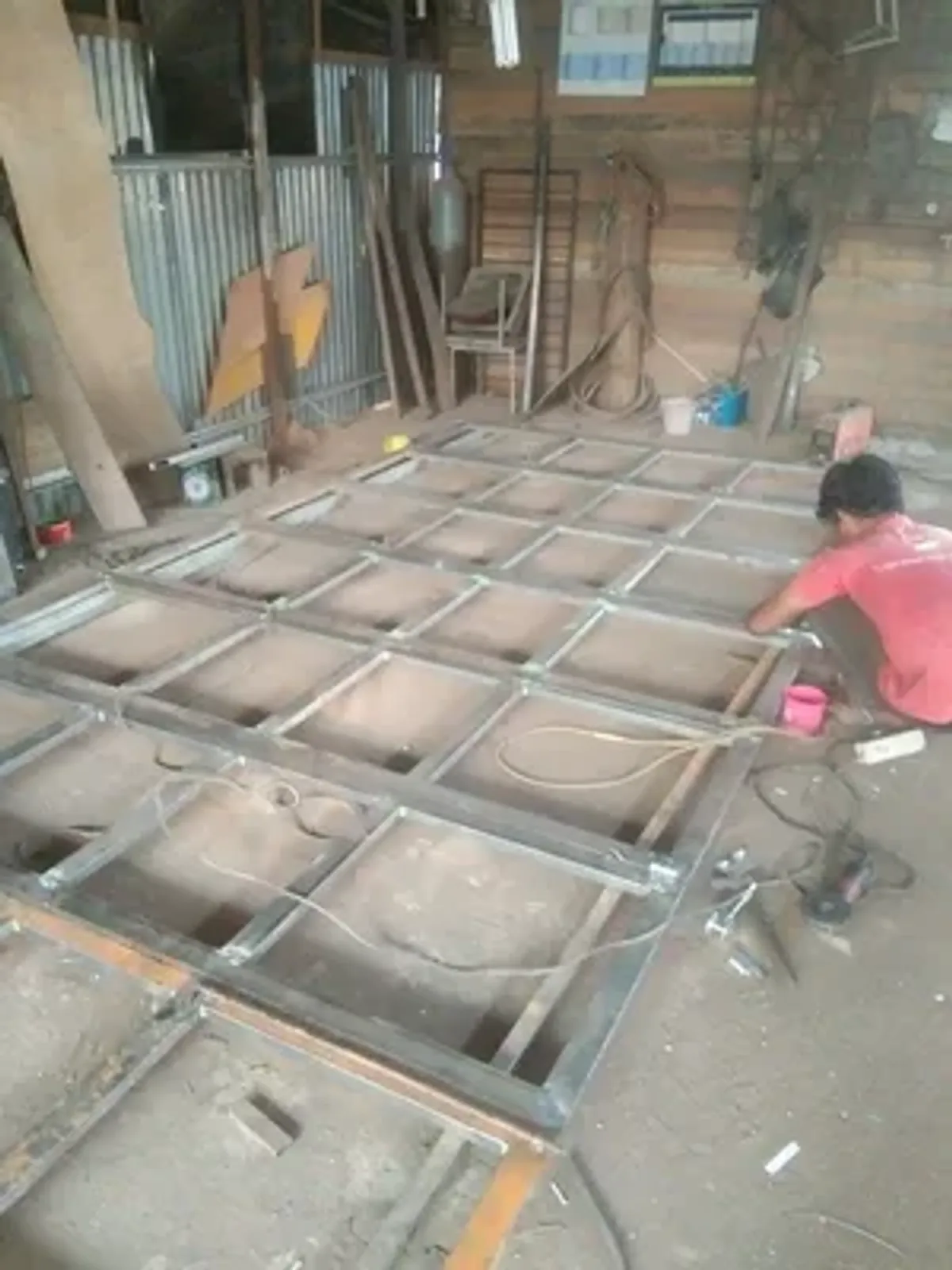 Pengerjaan rangka di lantai workshop