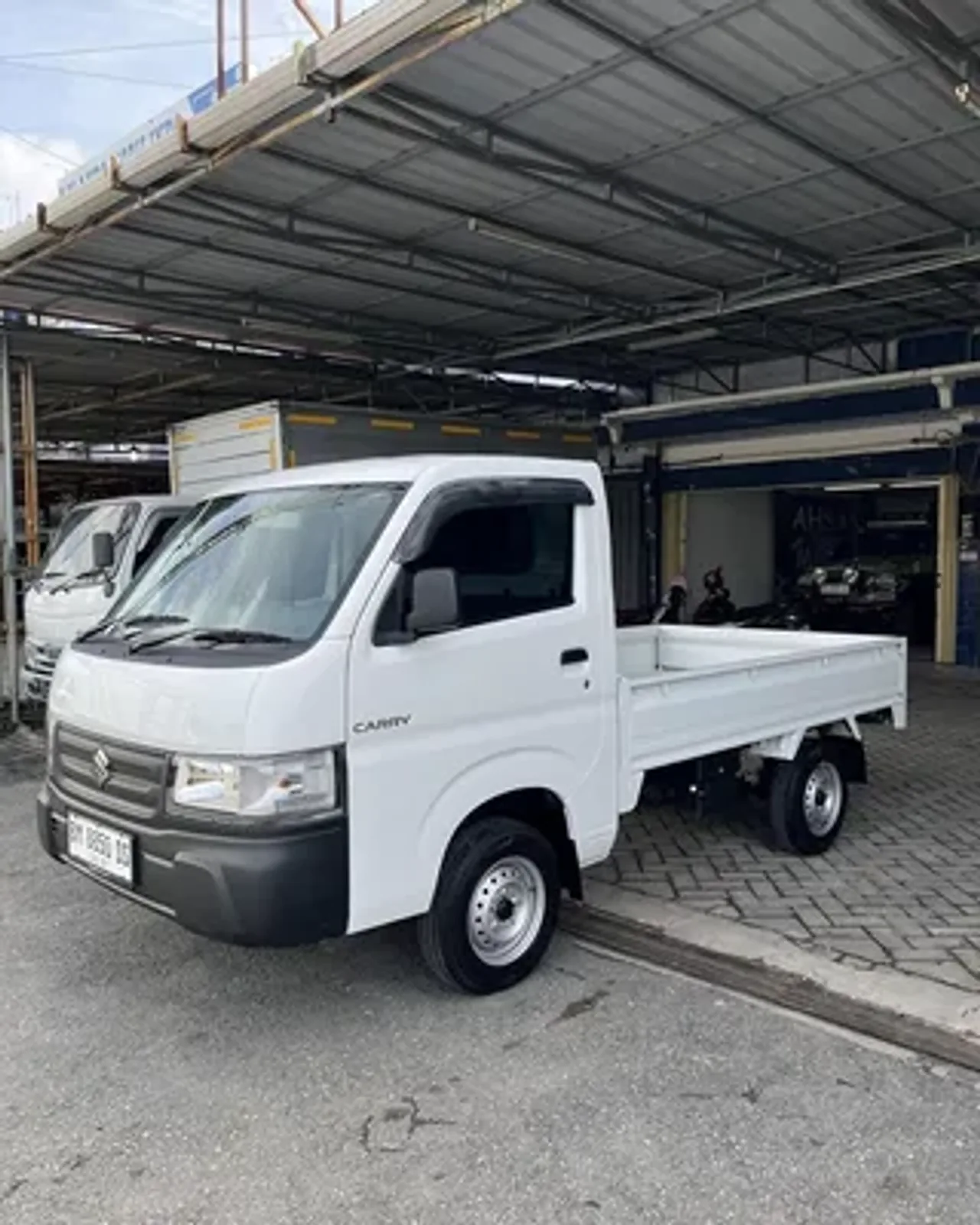 Mobil pick-up di area workshop